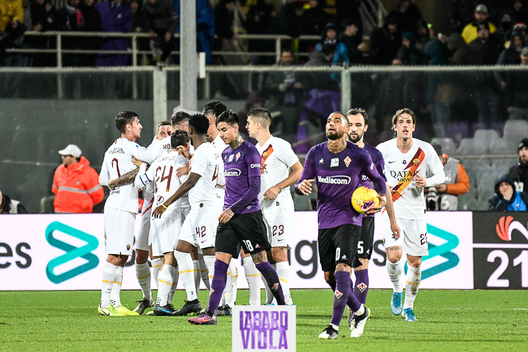 Lanciato in campo un trita marijuana durante Fiorentina-Roma. I viola rischiano una multa