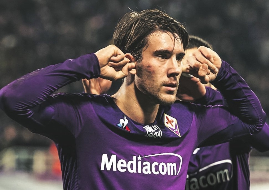 Vlahovic: “La Fiorentina ci fa allenare anche in casa. Cambierò esultanza. Sarebbe bello avere la maglia numero 9”