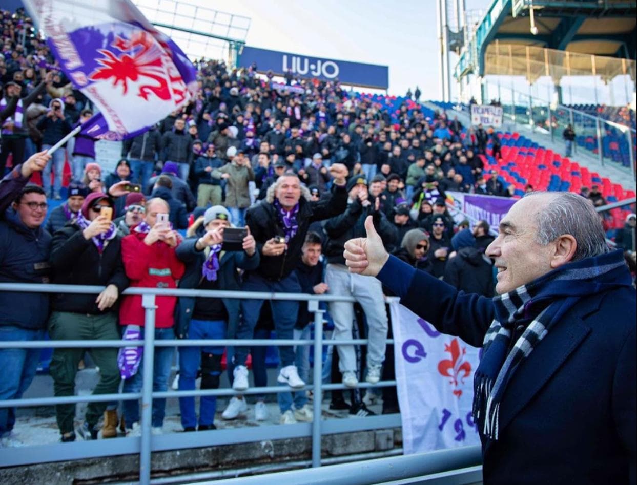 (FOTO) Commisso va a salutare i tifosi della Fiorentina sotto il settore ospiti