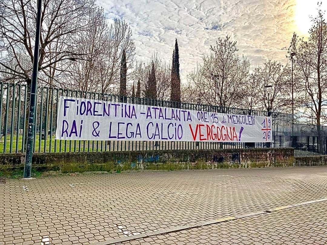 La Curva Fiesole grida: “Fiorentina-Atalanta si gioca di mercoledì alle 15, vergogna!”