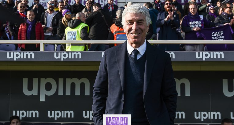 Gasperini sale le scale per entrare in campo e tutto lo stadio Franchi esplode in un boato di fischi
