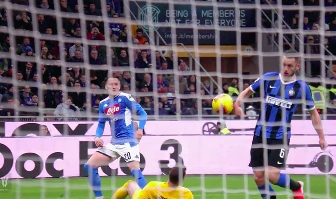 Mano larga, tocco di De Vrij ma arbitro e Var non danno rigore. Dove sta l’uniformità di giudizio?