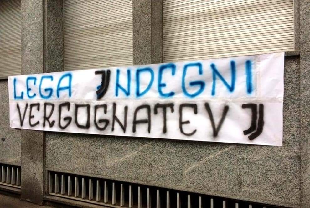 Partite rinviate su pressione della Juventus? Sotto la Lega Calcio striscioni di protesti dei tifosi interisti