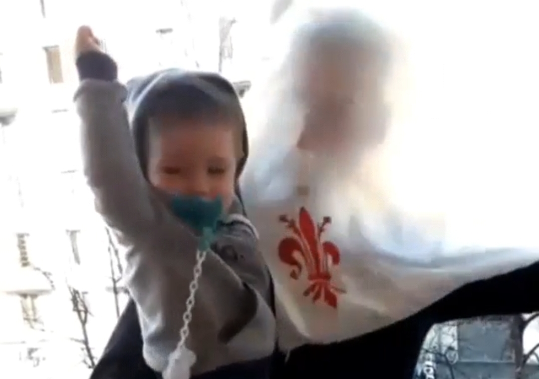 VIDEO, l’inno della Fiorentina cantato sul balcone da papà e figlio avvolti dalla bandiera di Firenze