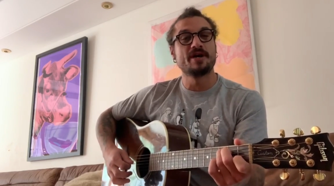 VIDEO, Osvaldo suona e canta il coro della Fiesole per Frey, un regalo per tutti i tifosi viola