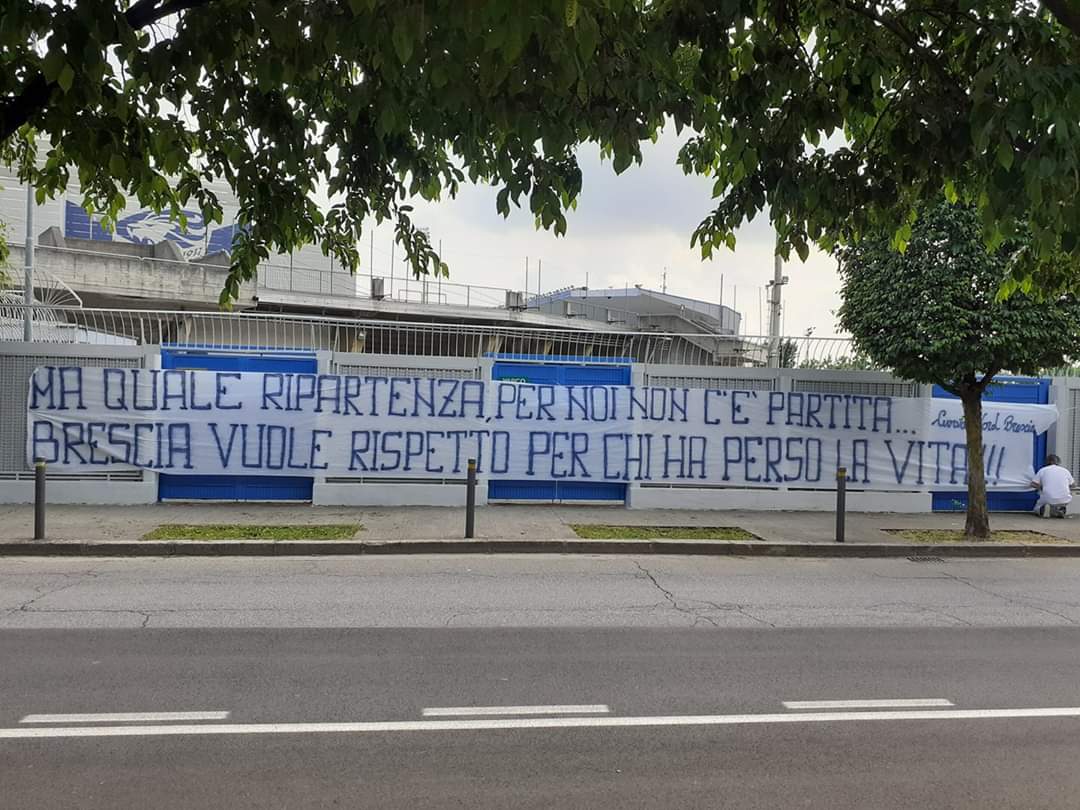 FOTO “Brescia vuole rispetto per chi ha perso la vita” Struscione della Curva nord contro la ripresa della serie A