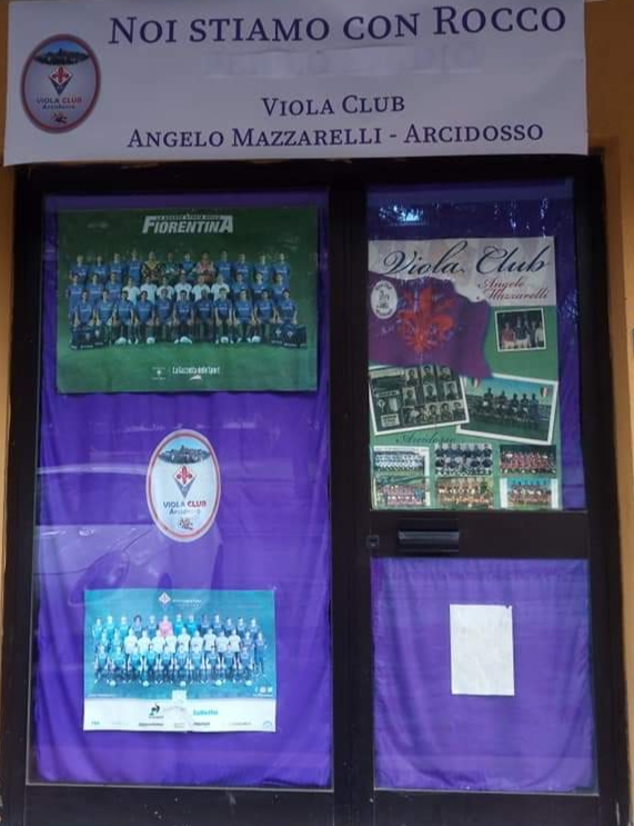 Striscione del Viola Club Arcidosso in Toscana #NOISTIAMOCONROCCO