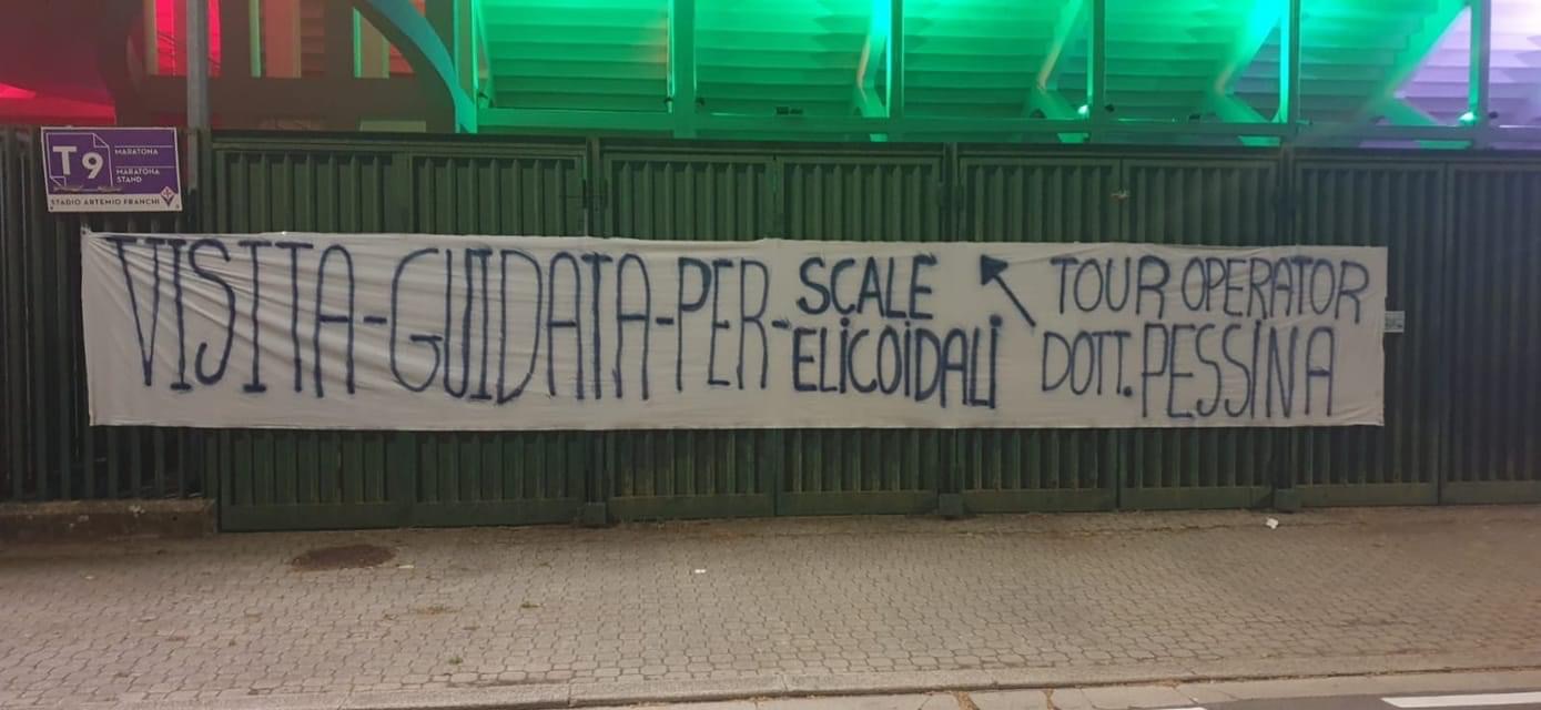 L’ironia dello striscione al Franchi: “Visita guidata per scale elicoidali, tour operator Pessina”