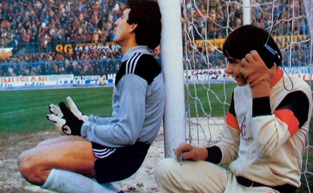 Raccattapalle dà i risultati con la radiolina a Galli durante Bologna-Fiorentina. L’incontro 40 anni dopo