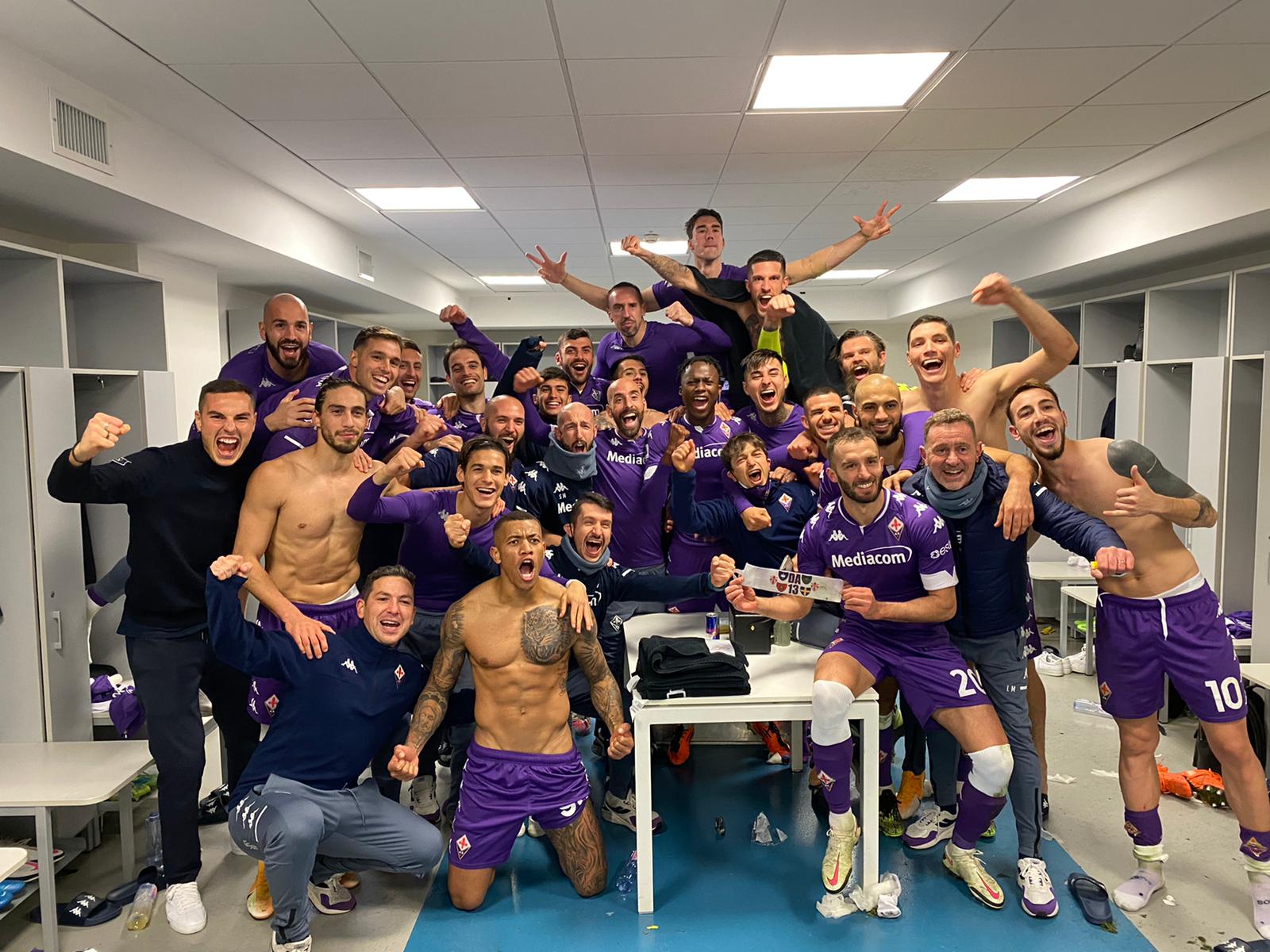 Nello spogliatoio della Fiorentina si festeggia la vittoria contro la Juventus, festa da 0-3