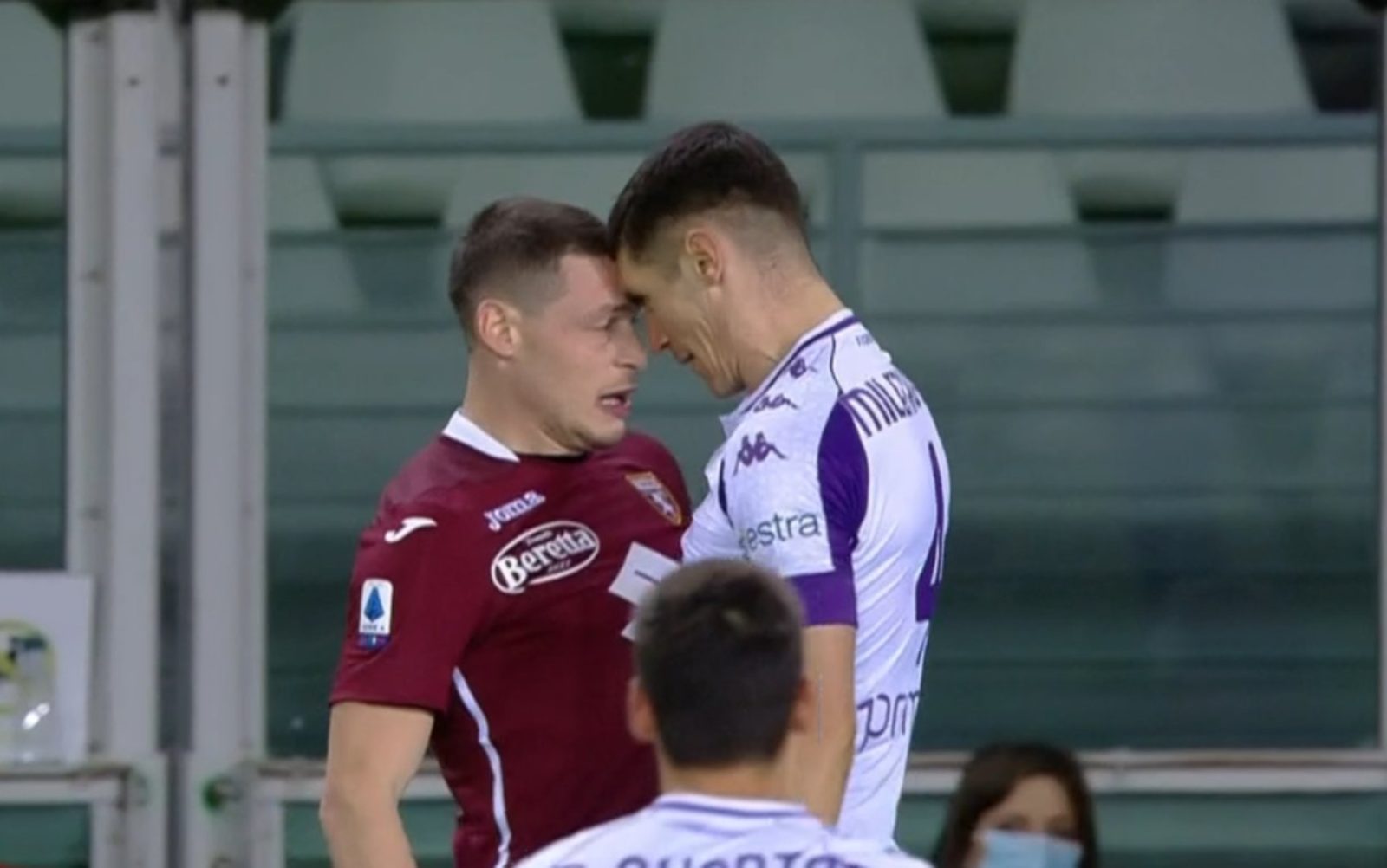 I tifosi viola si scagliano sui social contro Belotti: “Sei un pagliaccio”