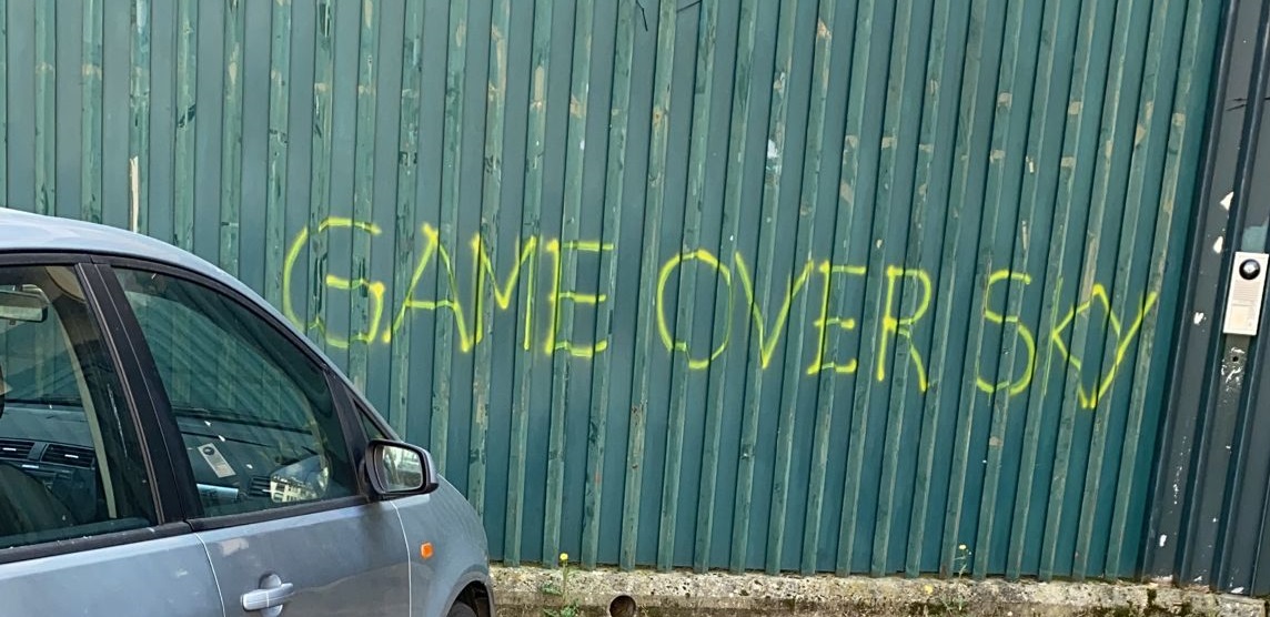 (FOTO) E intanto fuori dal Franchi appare una scritta contro Sky: “Game Over”