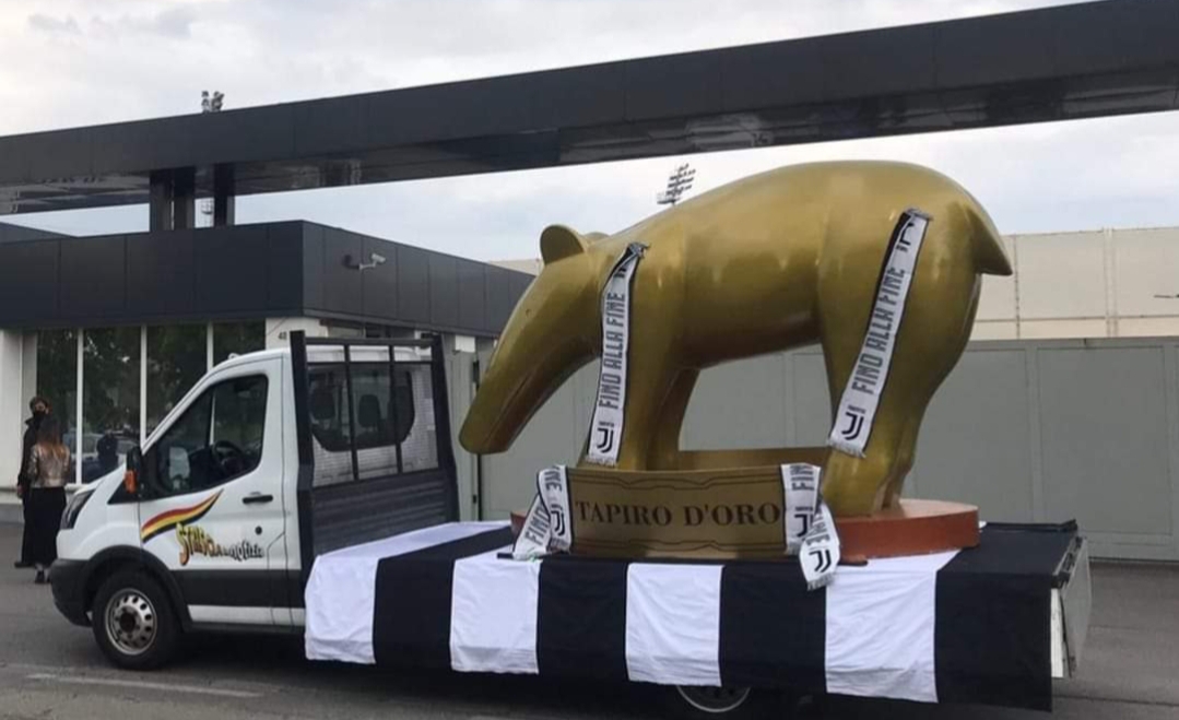 Superlega, Agnelli riceve in regalo il tapiro d’oro da Striscia la Notizia