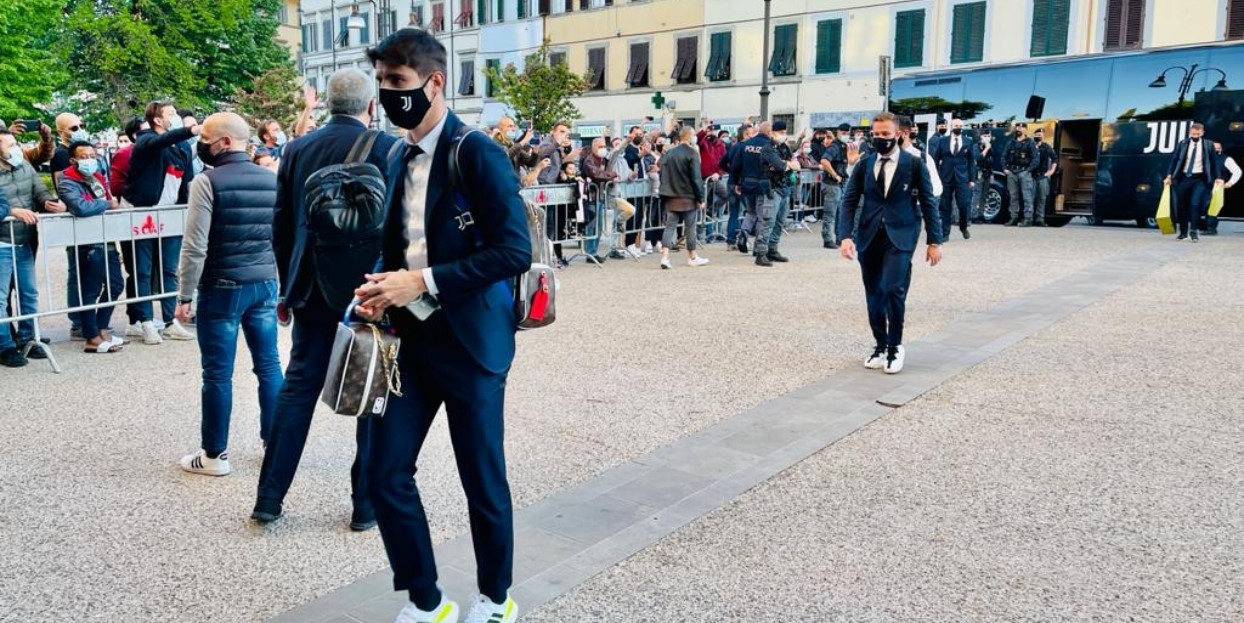 (FOTO) La Juventus accolta da tanti tifosi a Firenze. Nessun tifoso della Fiorentina a fischiare