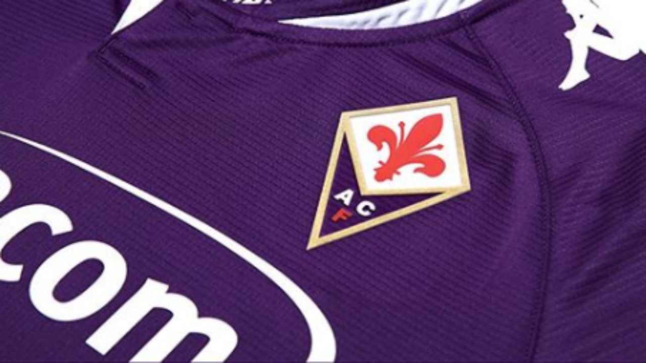 Nuove maglie della Fiorentina: slitta ad agosto la presentazione. Modello vintage?