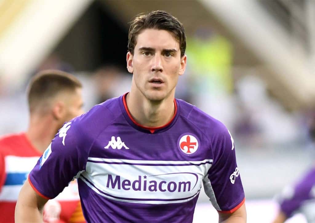 Gazzetta, Vlahovic ha scelto di restare alla Fiorentina. Rinnovo? Entro settembre, nodo clausola