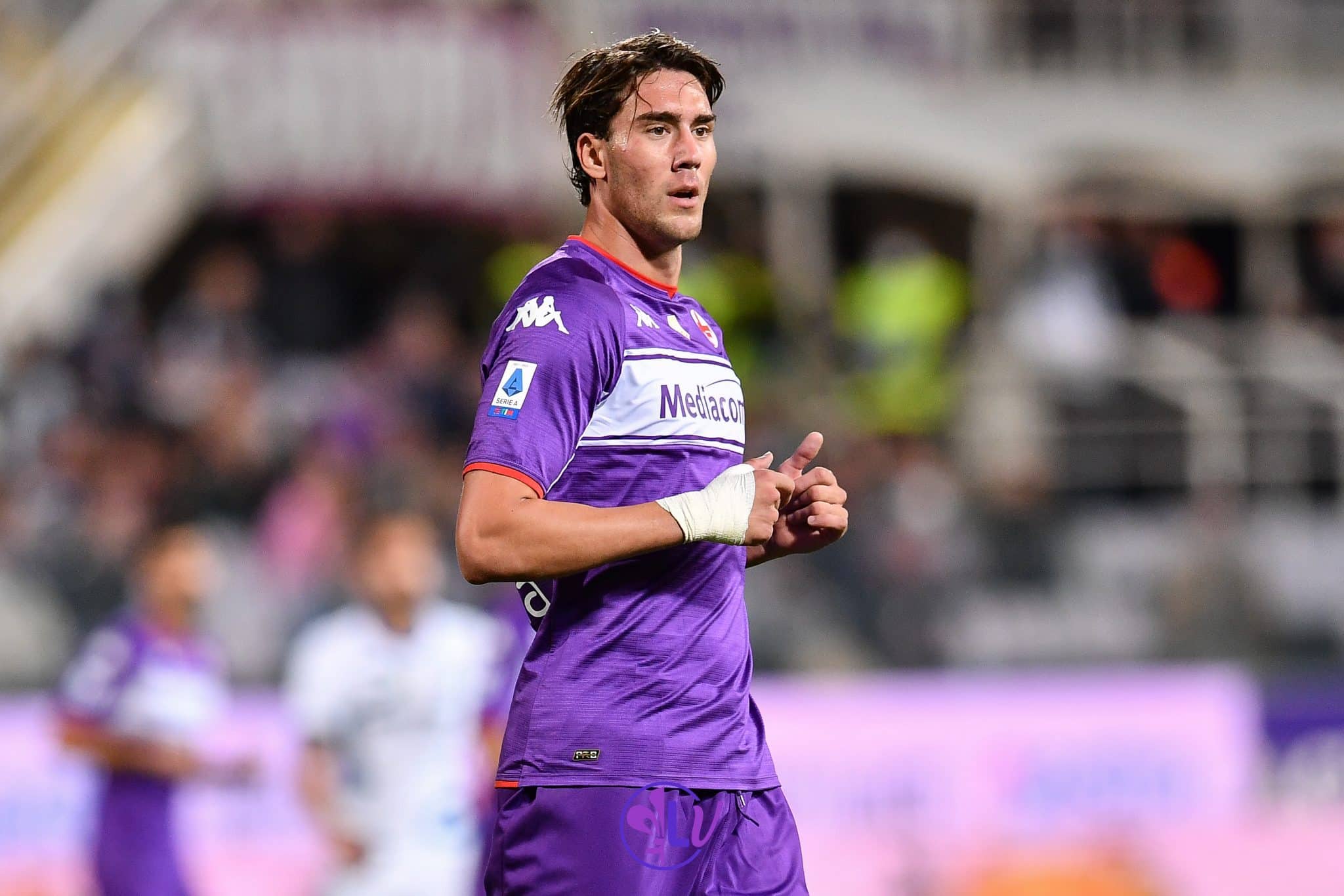 Al 15′ rigore per la Fiorentina, ginocchiata a Bonaventura. Vlahovic firma l’1-0 viola dal dischetto