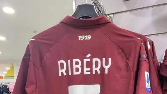 La maglia di Ribery già in vendita, ma è quella contraffatta e la Salernitana si arrabbia. La nota
