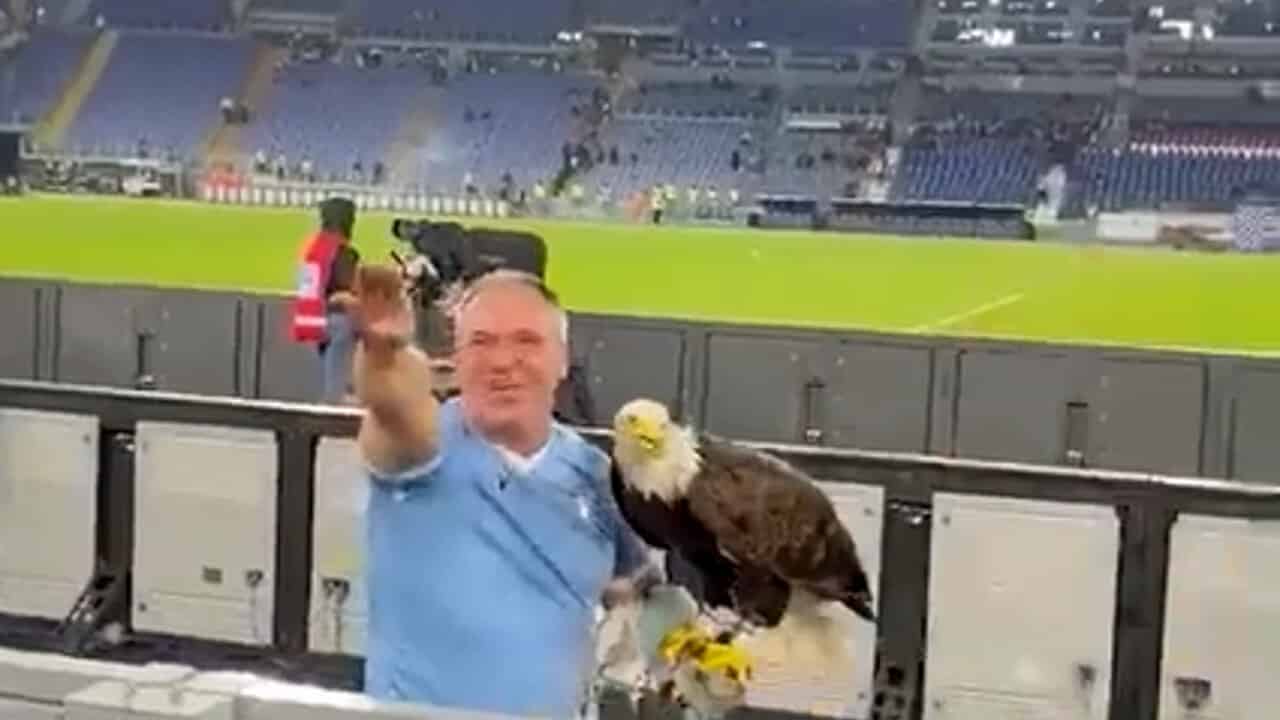 Il falconiere della Lazio fa il saluto fascista ai tifosi laziali allo stadio. Sospeso dal club di Lotito