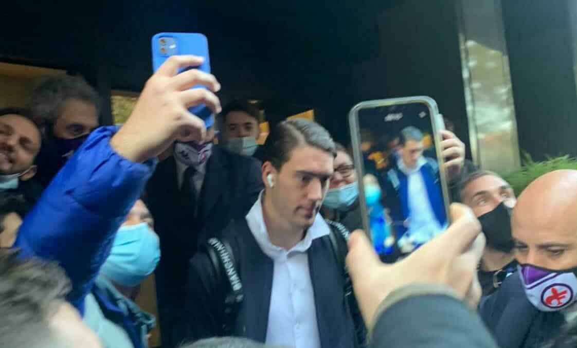 All’uscita dall’albergo della Fiorentina i tifosi bianconeri gridano a Vlahovic: “Vieni alla Juventus”