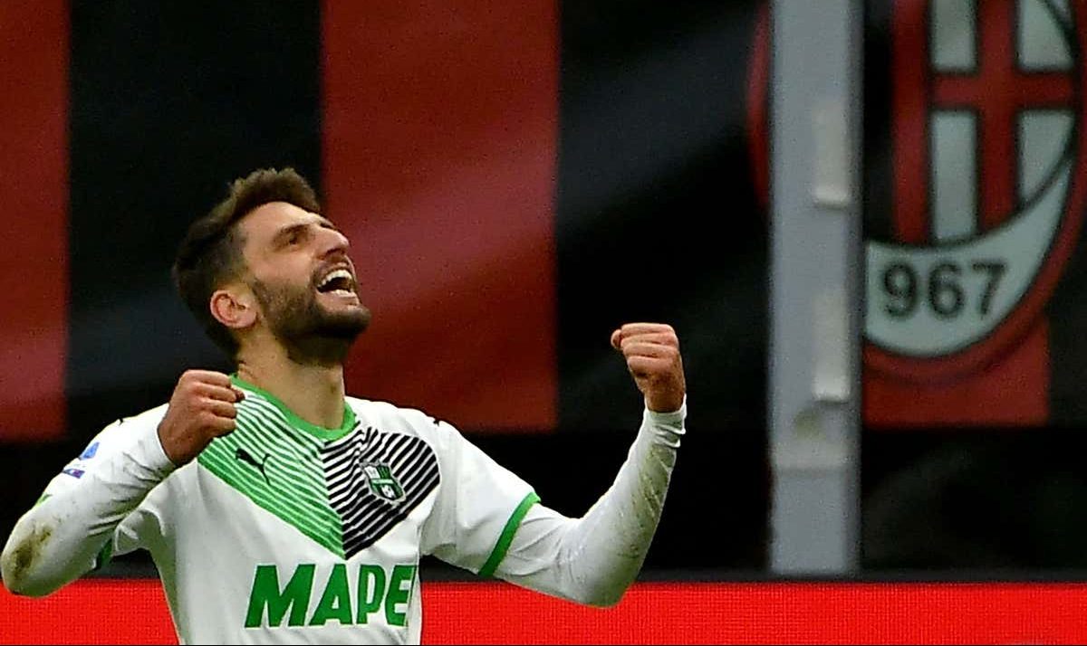 Berardi ridicolizza anche il Milan, segna un grandissimo gol e il Sassuolo batte i rossoneri