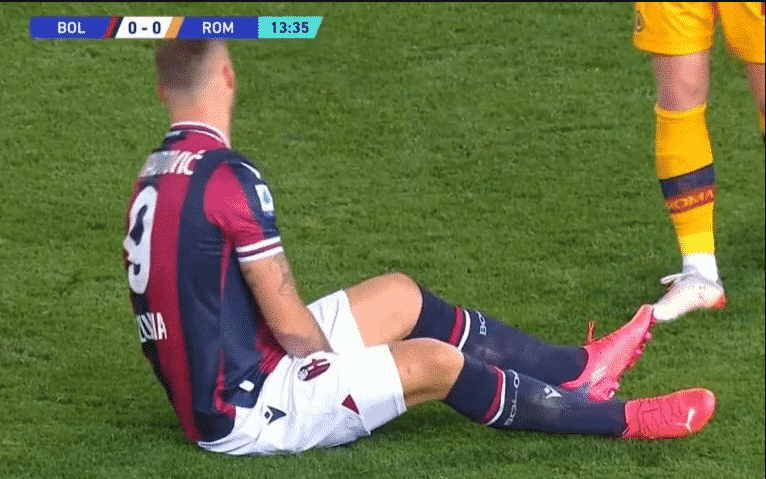 Il Bologna batte la Roma e raggiunge la Fiorentina, ma Arnautovic si fa male e salterà la viola