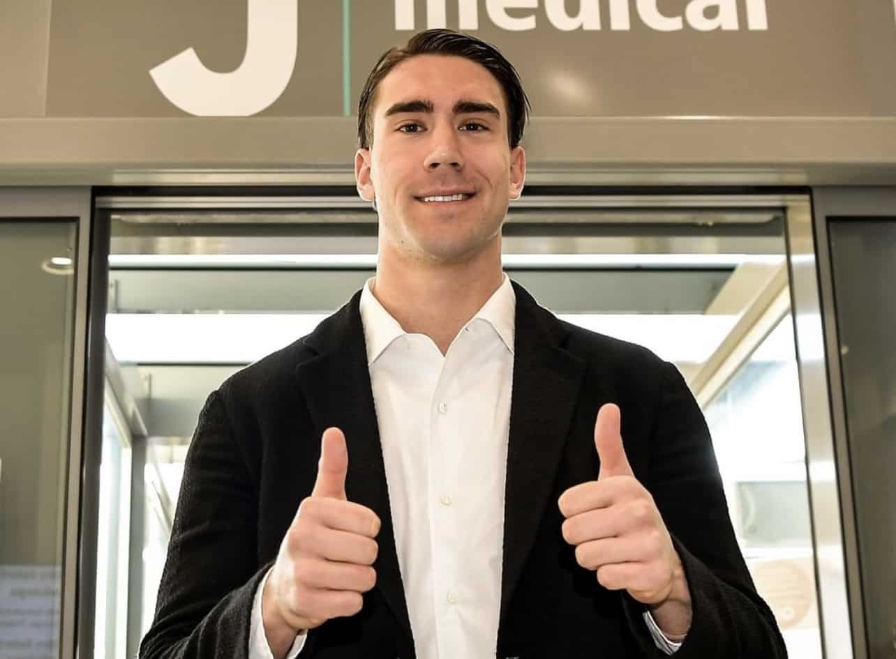 Vlahovic è arrivato poco fa al J-Medical di Torino: ora visite mediche e poi la firma