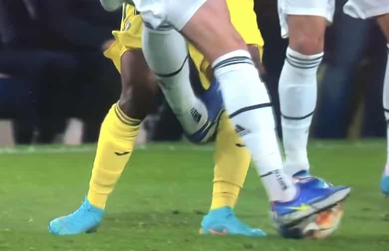 Il fallaccio di Rabiot da rosso in Champions League, ma la Juventus viene graziata dall’arbitro