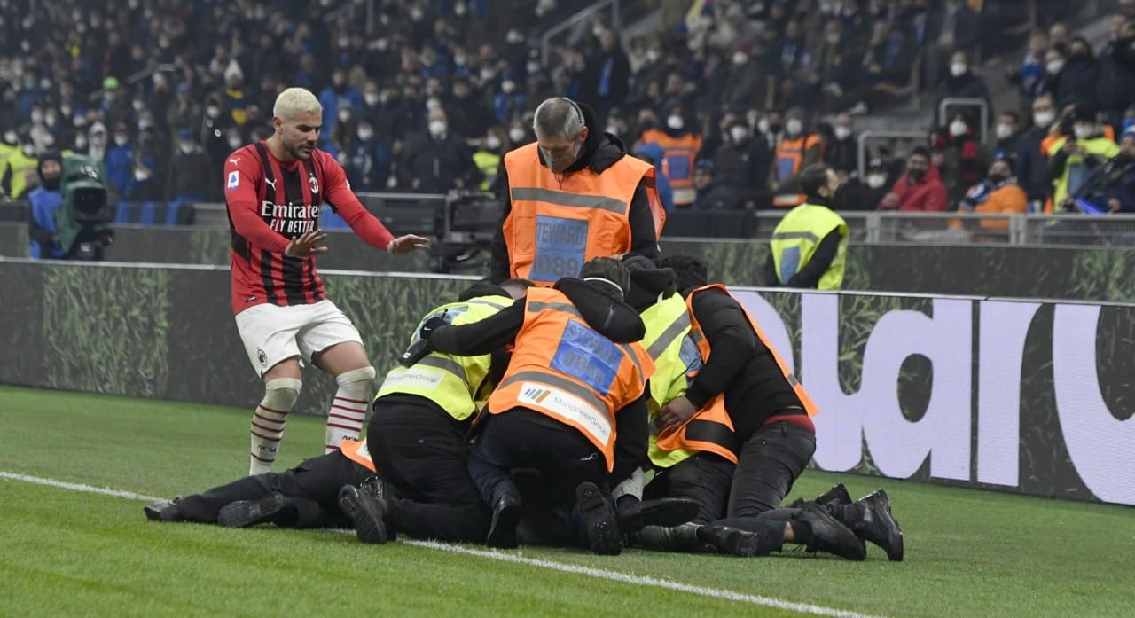 Invasore di campo picchiato con pugni e capelli tirati da steward a San Siro per Inter-Milan