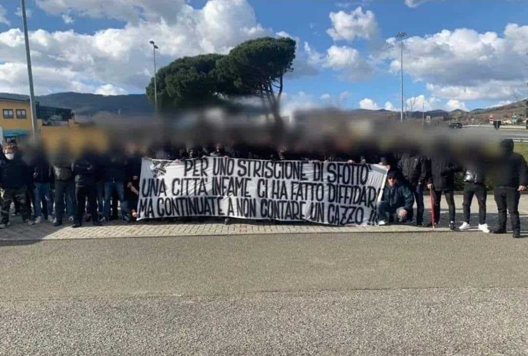 Striscione tifosi Juventus contro Fiorentina: “Per uno sfottò ci avete fatto diffidare, città infame”