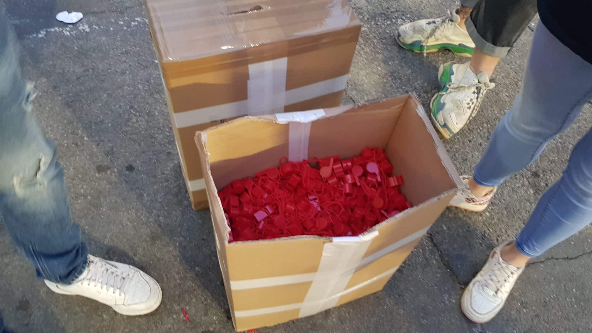 In vendita fuori la curva Fiesole dei fischietti anti gobbo per accogliere il ritorno di Vlahovic