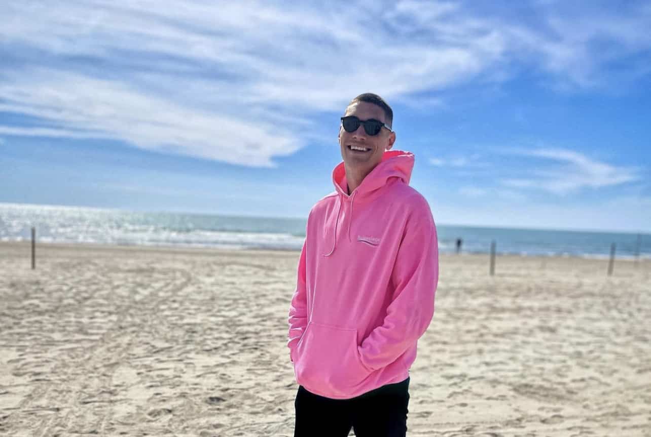 Milenkovic fotografato con una felpa rosa, Torreira lo sfotte: “Pigiama in spiaggia”