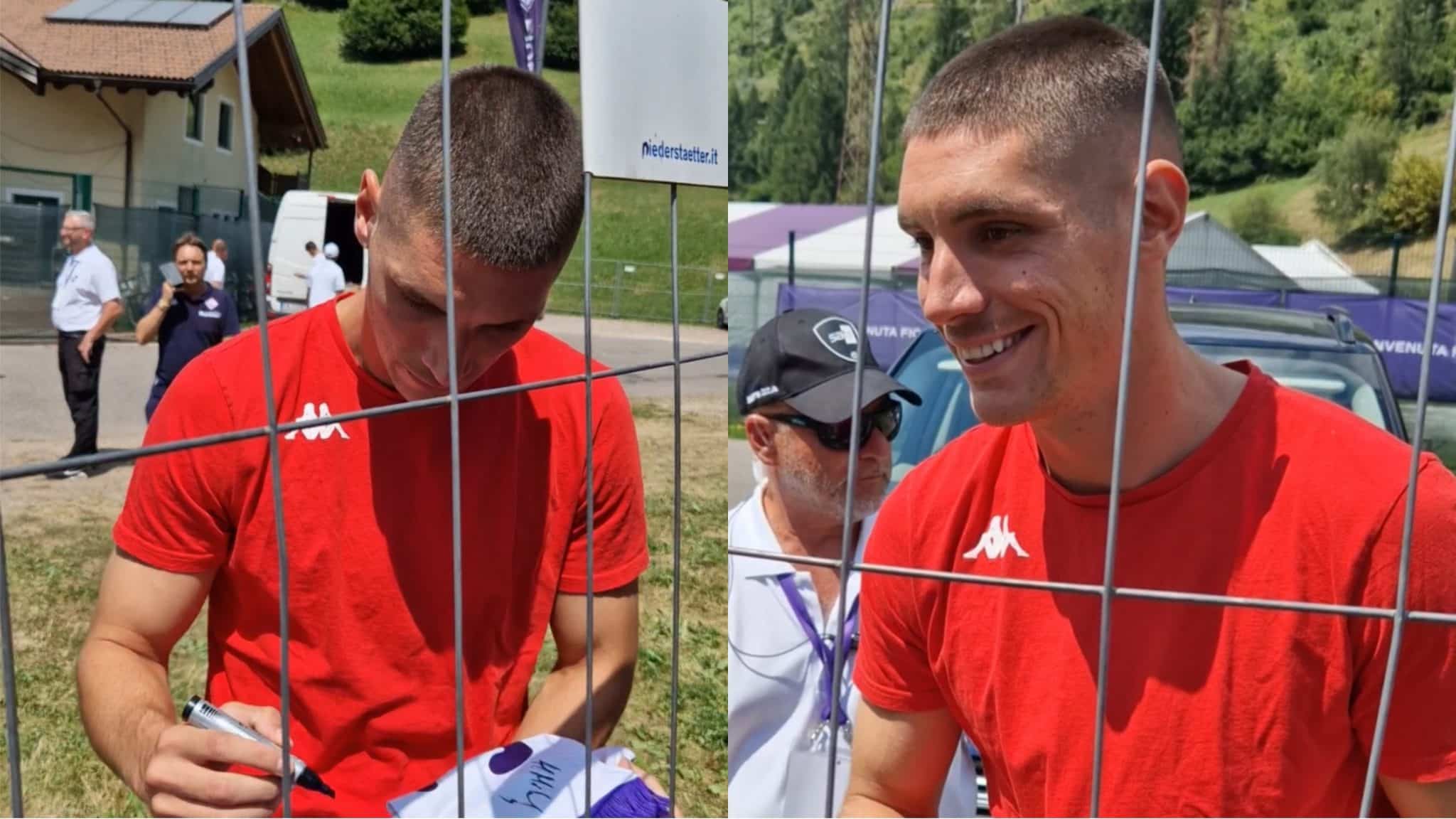 Milenkovic firma autografi, tifosi lo implorano: “Non andare all’Inter” poi “Comunque sarai uno di noi”