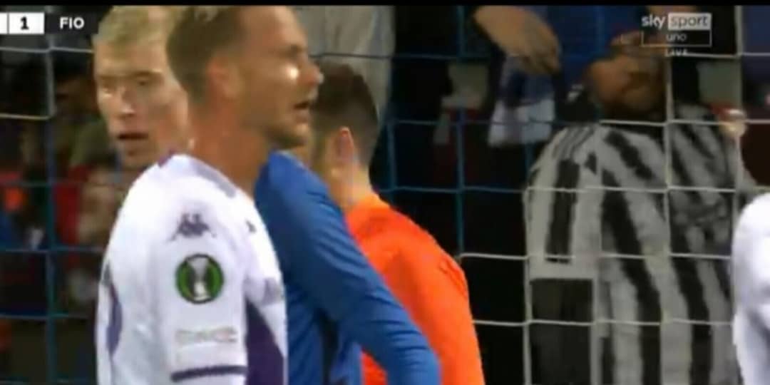 Due tifosi del Riga provocano la Fiorentina indossando la maglietta di Vlahovic della Juventus