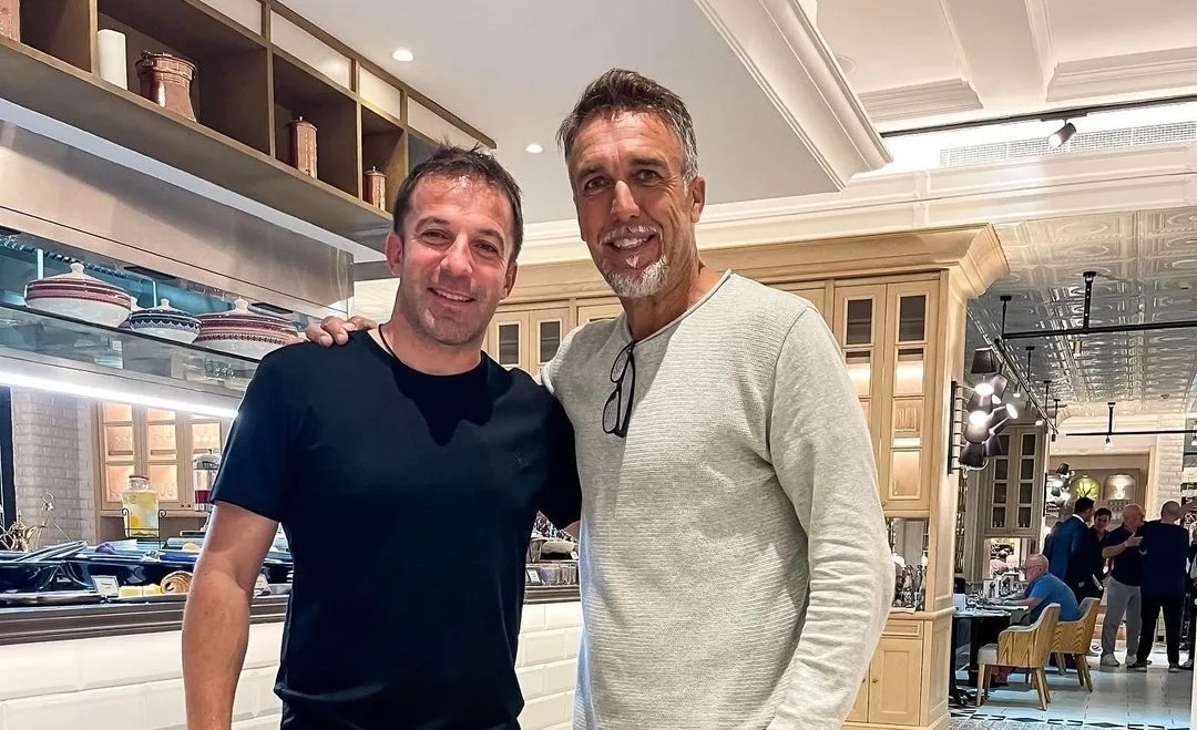 Del Piero incontra Batistuta in Qatar e gli chiede una foto: “Buenos dias” scrive l’ex Juventus