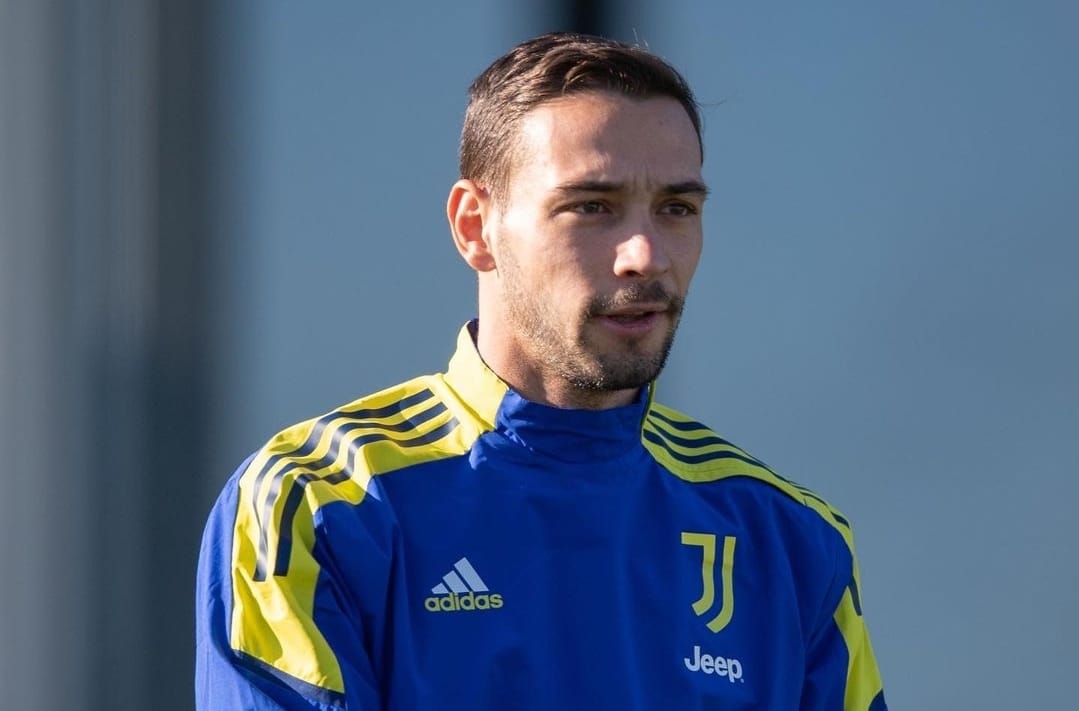 De Sciglio consegna ai Pm whatsapp sugli stipendi della Juventus, tifosi lo offendono: “Infame, sbirro”