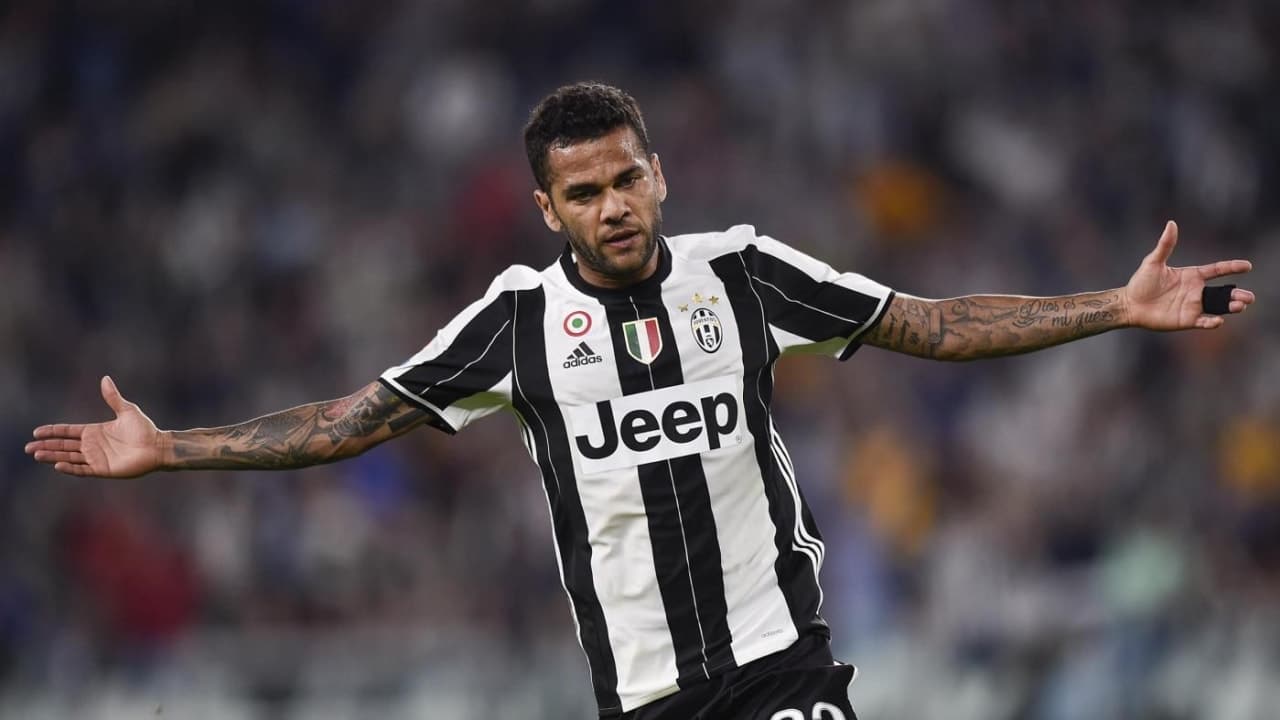L’ex terzino della Juventus Dani Alves condannato a 4 anni e mezzo di carcere per violenza sessuale