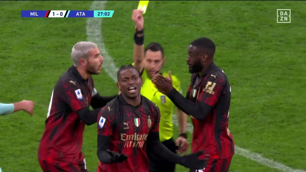 Leao salterà Fiorentina-Milan, il giocatore del Milan è stato ammonito per eccessive e plateali proteste