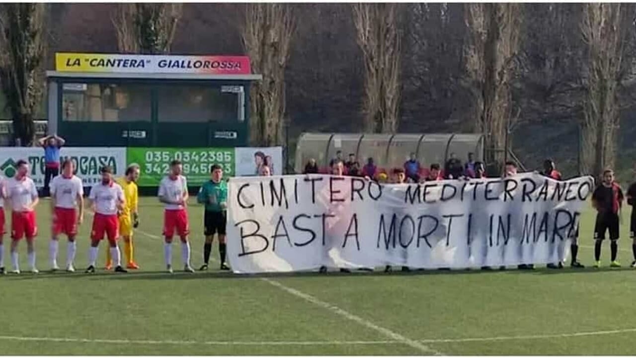 Terza categoria, in campo con lo striscione: “Basta morti in mare”. Squalificati allenatore e capitano