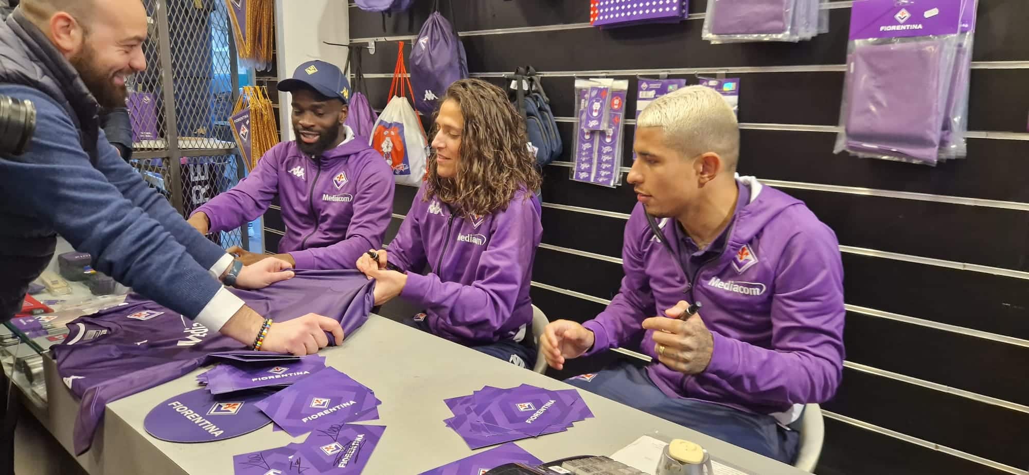 Grande entusiasmo al Fiorentina Store: bagno di folla per Dodò, Ikoné e Veronica Boquete