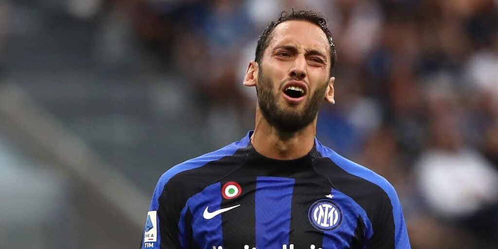 Una brutta notizia per l’Inter prima della Fiorentina: non ci sarà Calhanoglu, distrazione muscolare