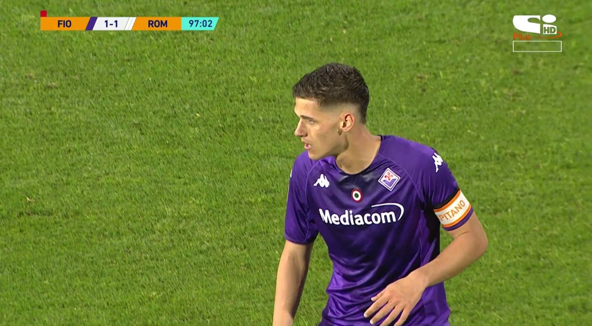 L’arbitro aiuta la Roma, manca un rosso per un calcione. La Fiorentina perde ai supplementari