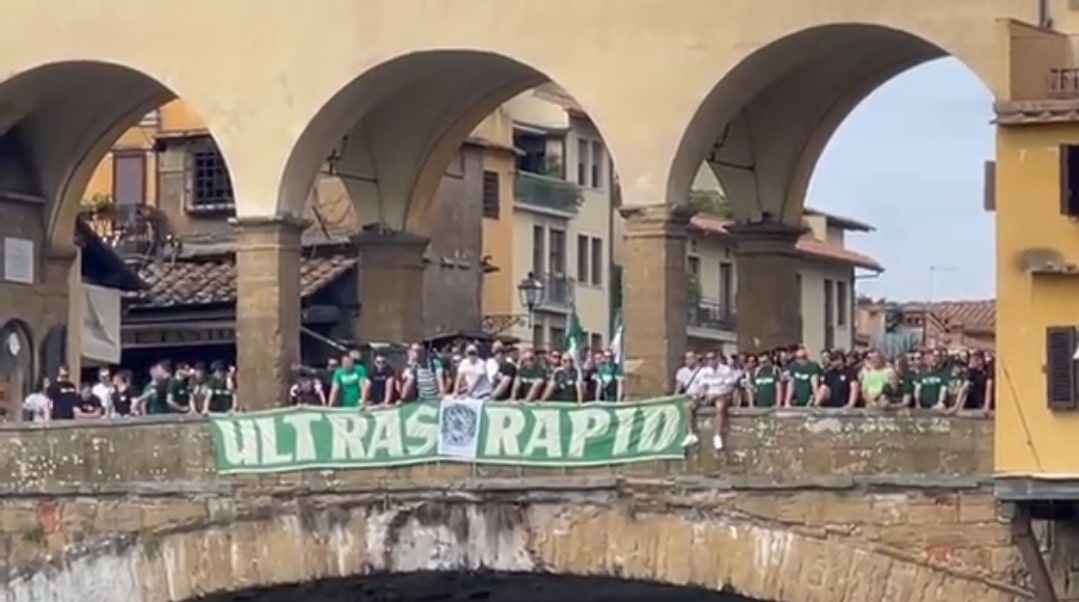 I tifosi del Rapid Vienna espongono il loro striscione sul Ponte Vecchio. Sono 2 mila in giro per Firenze