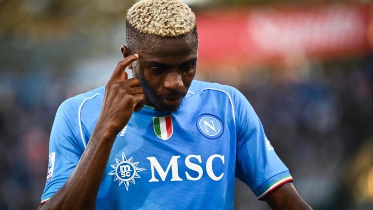 Osimhen furioso, toglie tutte le sue foto con la maglia del Napoli da Instagram. Si sente preso in giro