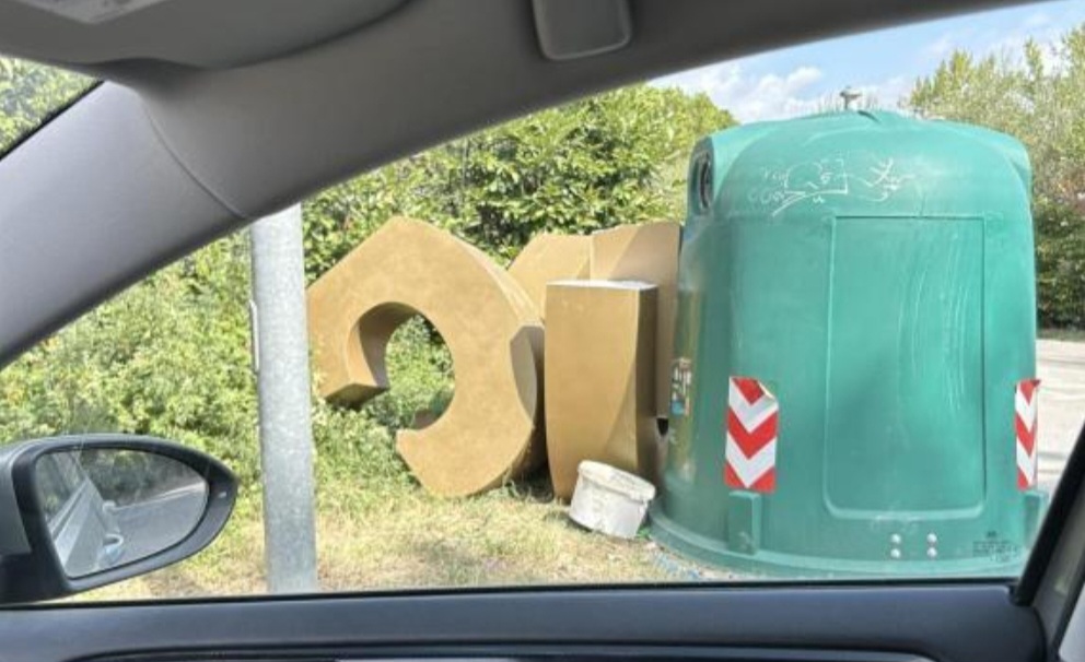 Lettere che compongono la scritta “Rocco Commisso Viola Park” abbandonate ai cassonetti