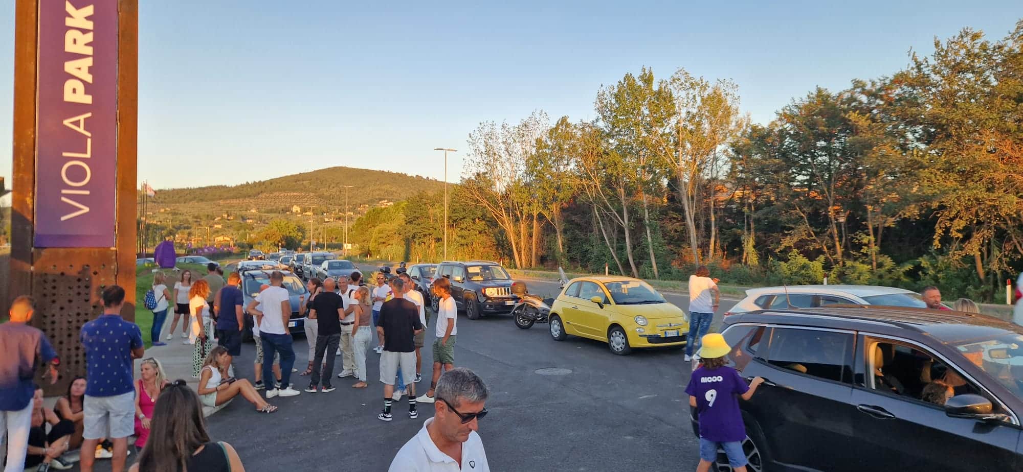 Caos al Viola Park, parcheggi non pronti e i genitori sono costretti a mettere l’auto in maniera casuale