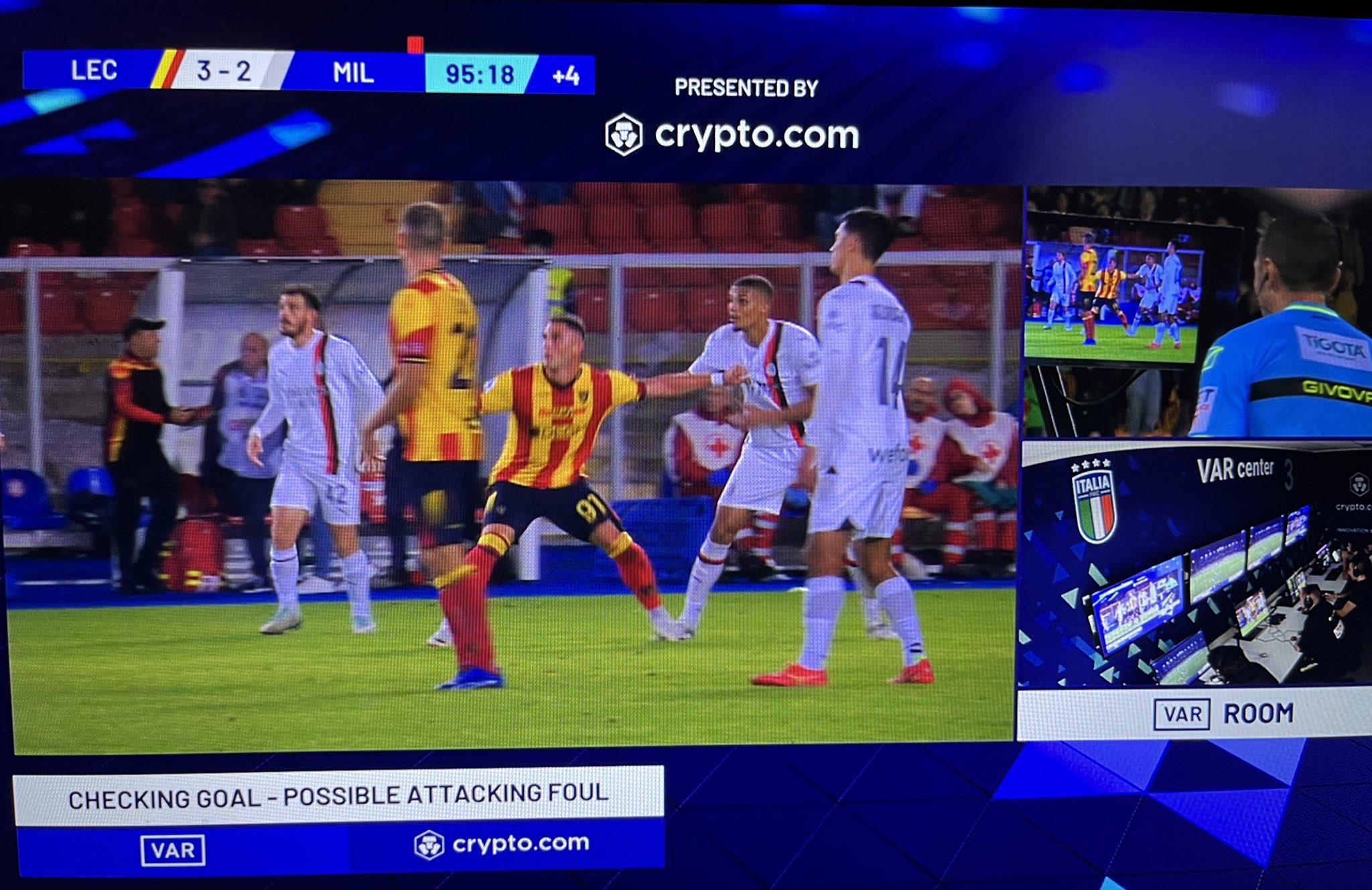 Ennesimo favore arbitrale a favore del Milan, annullano gol al Lecce per un normale contatto di gioco