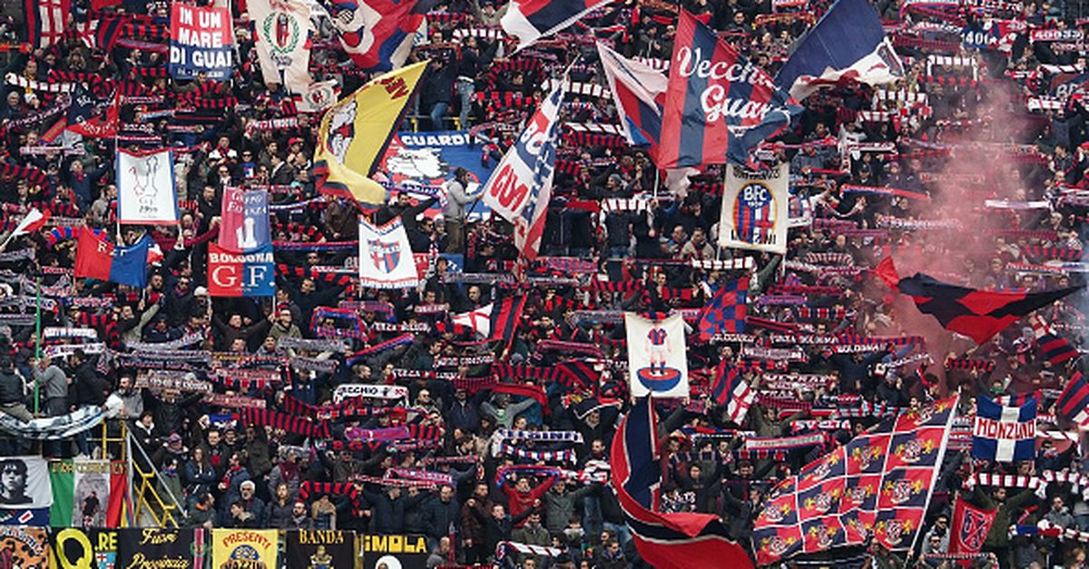 Clima teso a Bologna, tifosi rossoblù insultano Biraghi e cantano solo cori contro la Fiorentina nel prepartita