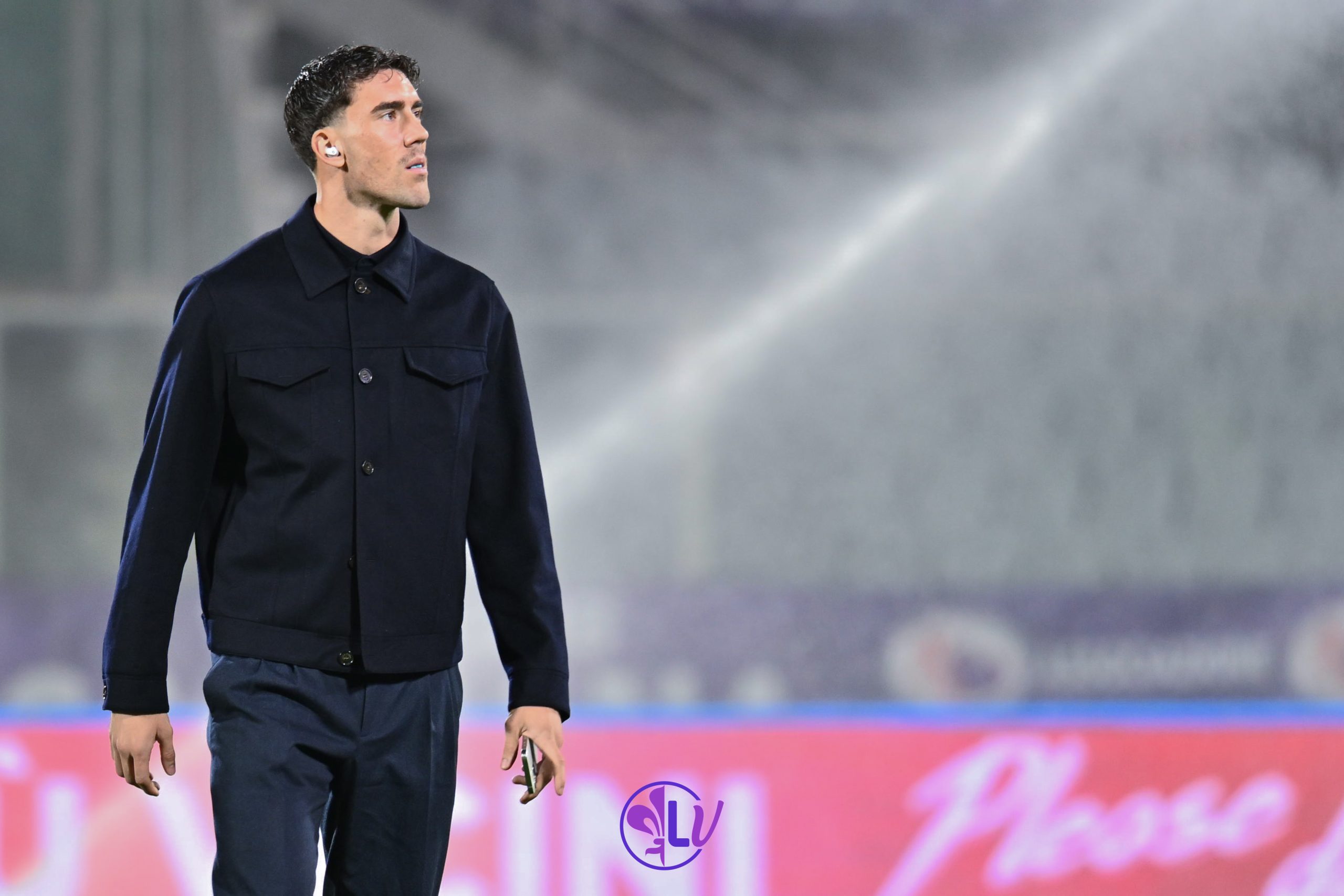 Vlahovic vergognoso, entra in campo e provoca i tifosi viola, va al centro del campo: “Siete grandi”