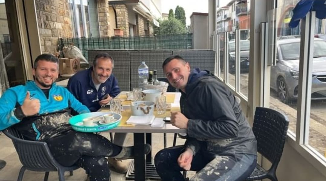Anche Pasqual tra gli Angeli del Fango: l’ex capitano della Fiorentina a Campi per aiutare gli alluvionati